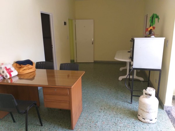 Salón y 3 departamentos en venta