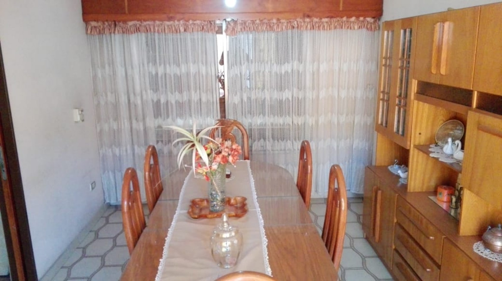 Excelente casa en venta 3 dormitorios, living-comedor, cocina, bano, garage y quincho.