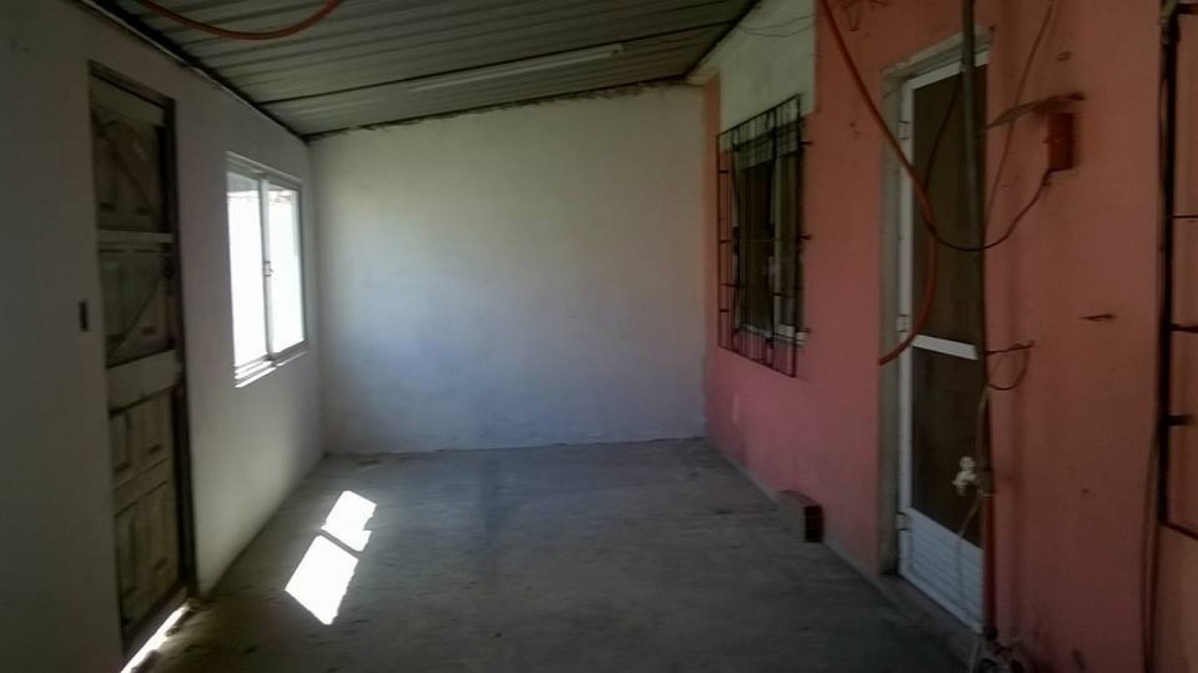 Vivienda multifamiliar sobre lote de 10 x 30 mts, 2 departamentos al frente y casa al fondo con garage.