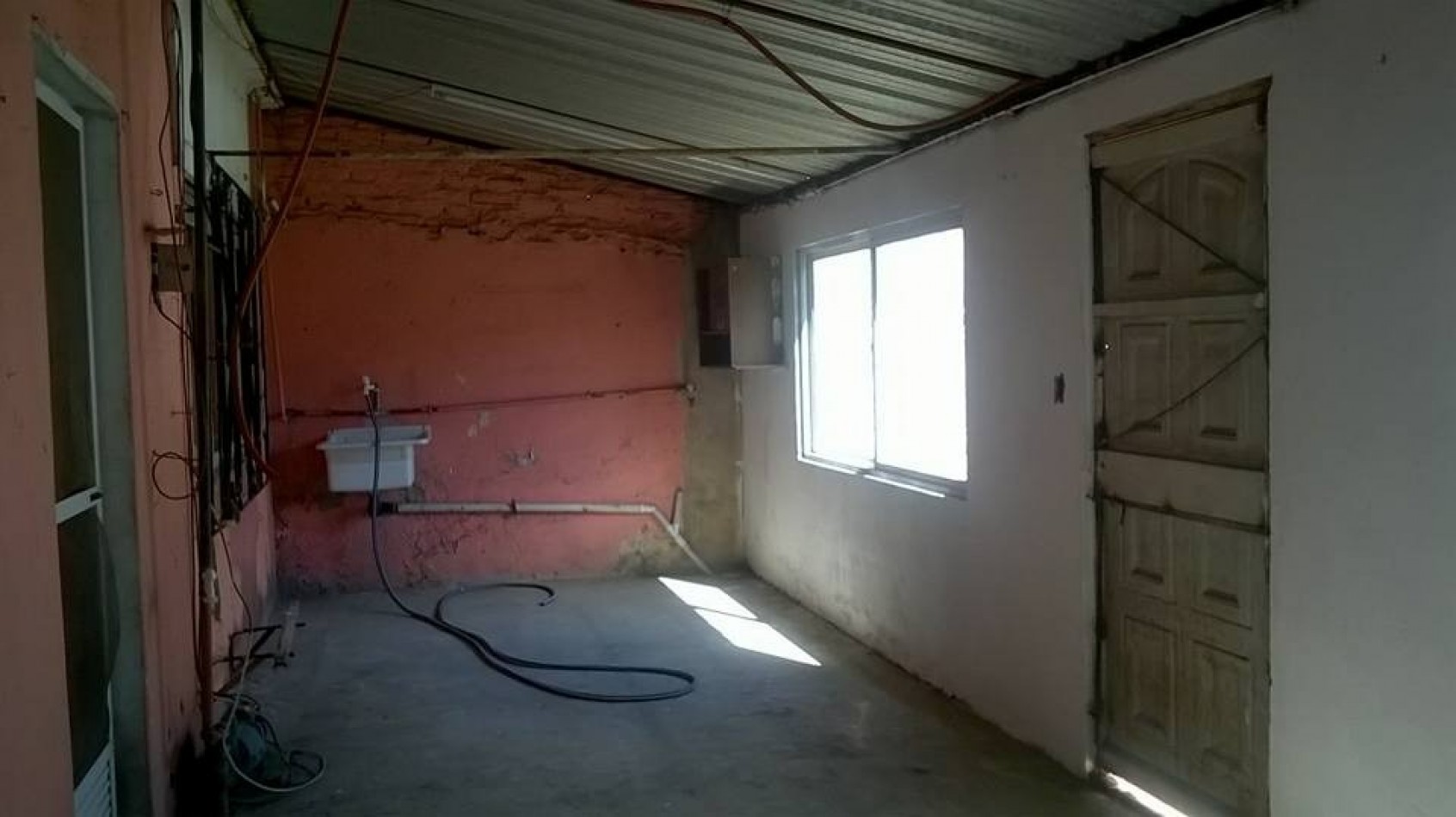 Vivienda multifamiliar sobre lote de 10 x 30 mts, 2 departamentos al frente y casa al fondo con garage.