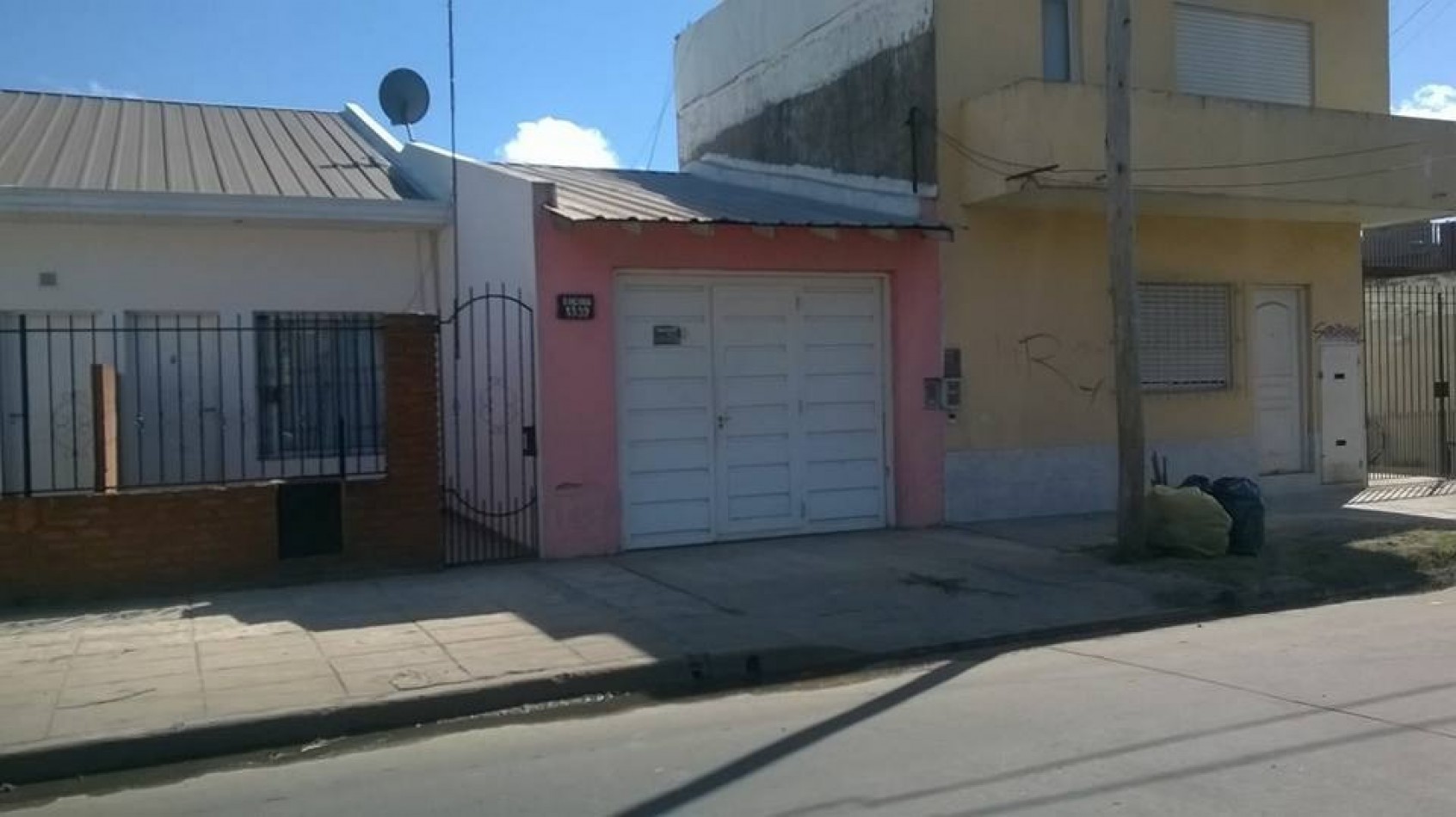 Vivienda multifamiliar sobre lote de 10 x 30 mts, 2 departamentos al frente y casa al fondo con garage.