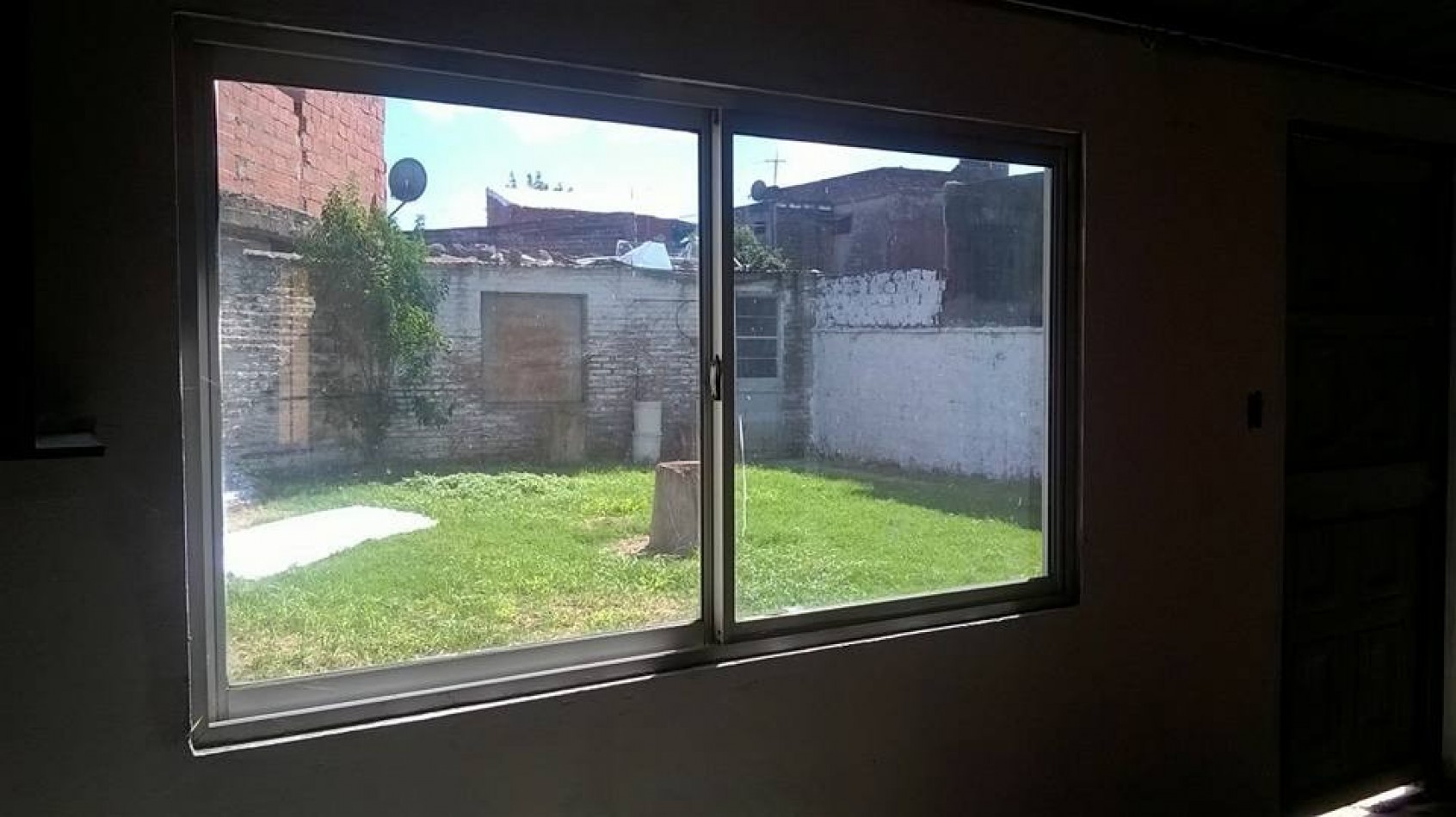 Vivienda multifamiliar sobre lote de 10 x 30 mts, 2 departamentos al frente y casa al fondo con garage.