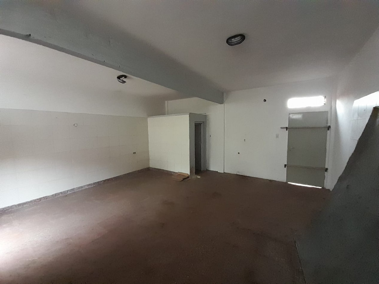 Local de 5 x 6 mts con baño y 2 persianas ciegas con puerta de escape, excelente lote 364,50 m2.-