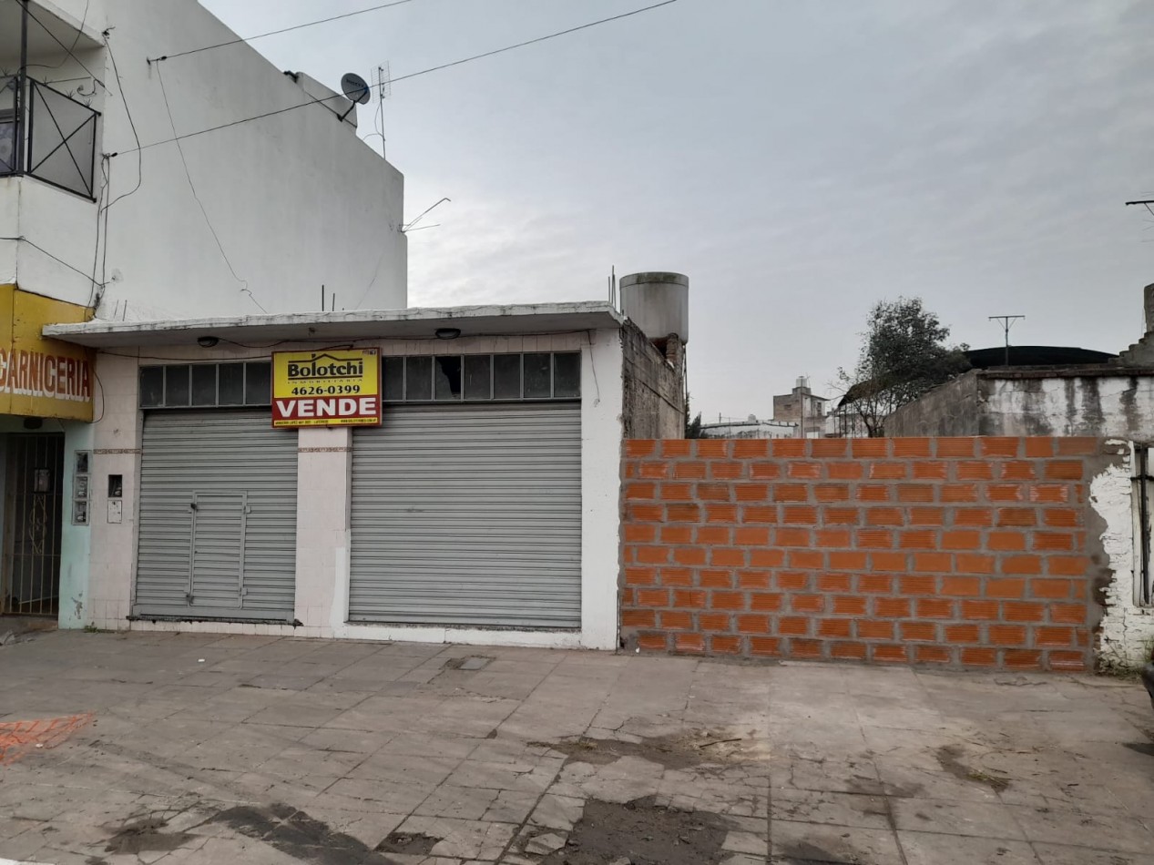 Local de 5 x 6 mts con baño y 2 persianas ciegas con puerta de escape, excelente lote 364,50 m2.-