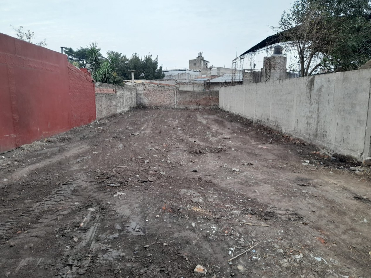 Local de 5 x 6 mts con baño y 2 persianas ciegas con puerta de escape, excelente lote 364,50 m2.-