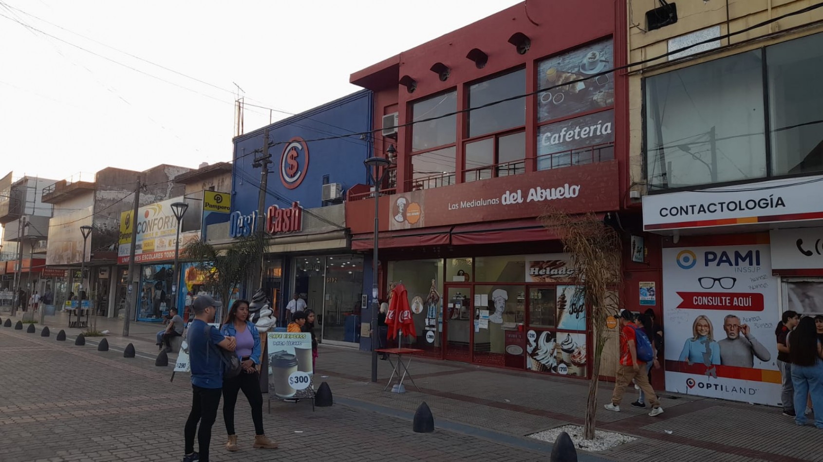 Excelente local comercial, sobre peatonal Honorio Luque a metros de Estacion de ferrocarril.