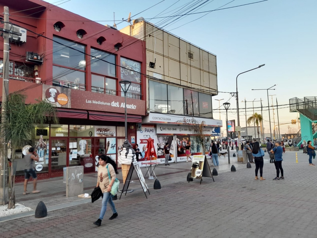 Excelente local comercial, sobre peatonal Honorio Luque a metros de Estacion de ferrocarril.