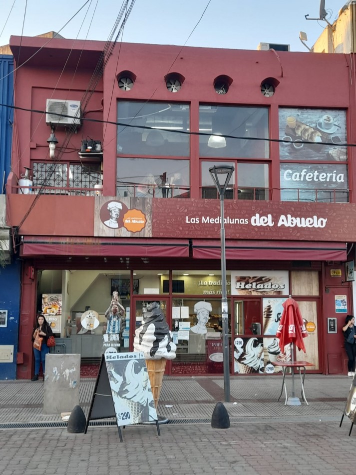 Excelente local comercial, sobre peatonal Honorio Luque a metros de Estacion de ferrocarril.