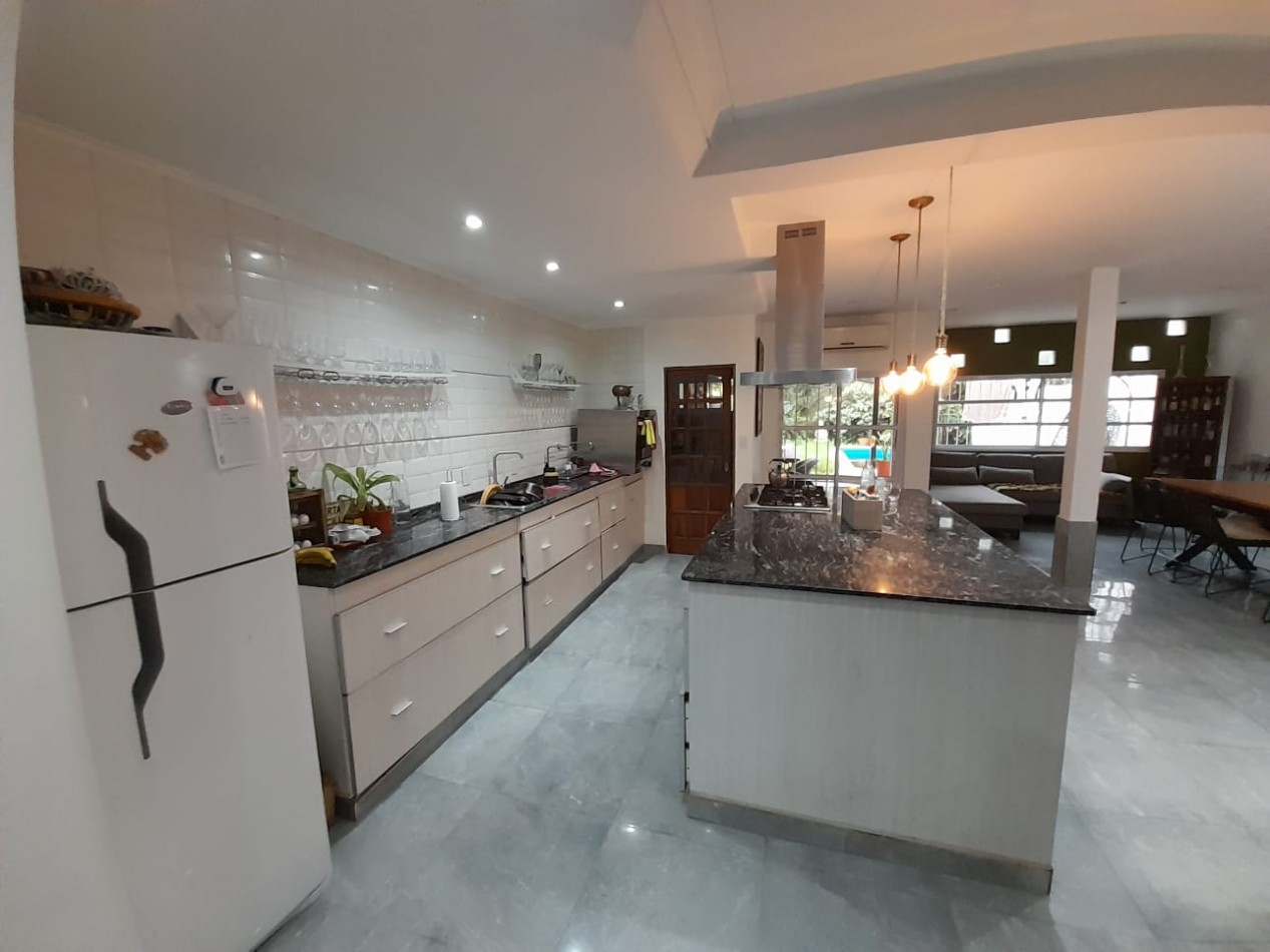 Excelente vivienda, Ciudad Evita en 2 plantas 2 dormitorios, living-comedor, cocina, baño, garage, quincho, pileta de natacion.