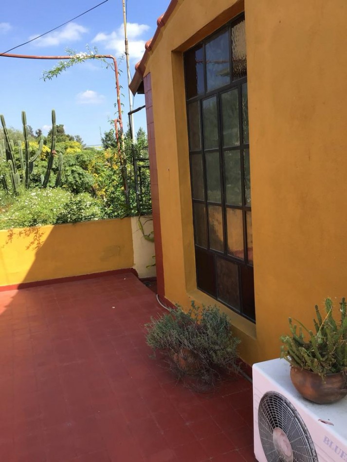 Casa en venta, 3 dormitorios, living-comedor, cocina, 3 baños, garage, fonfo con pileta y parrilla. Lote 300 m2