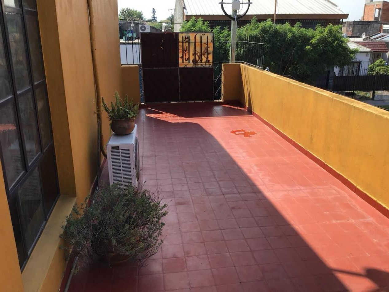 Casa en venta, 3 dormitorios, living-comedor, cocina, 3 baños, garage, fonfo con pileta y parrilla. Lote 300 m2