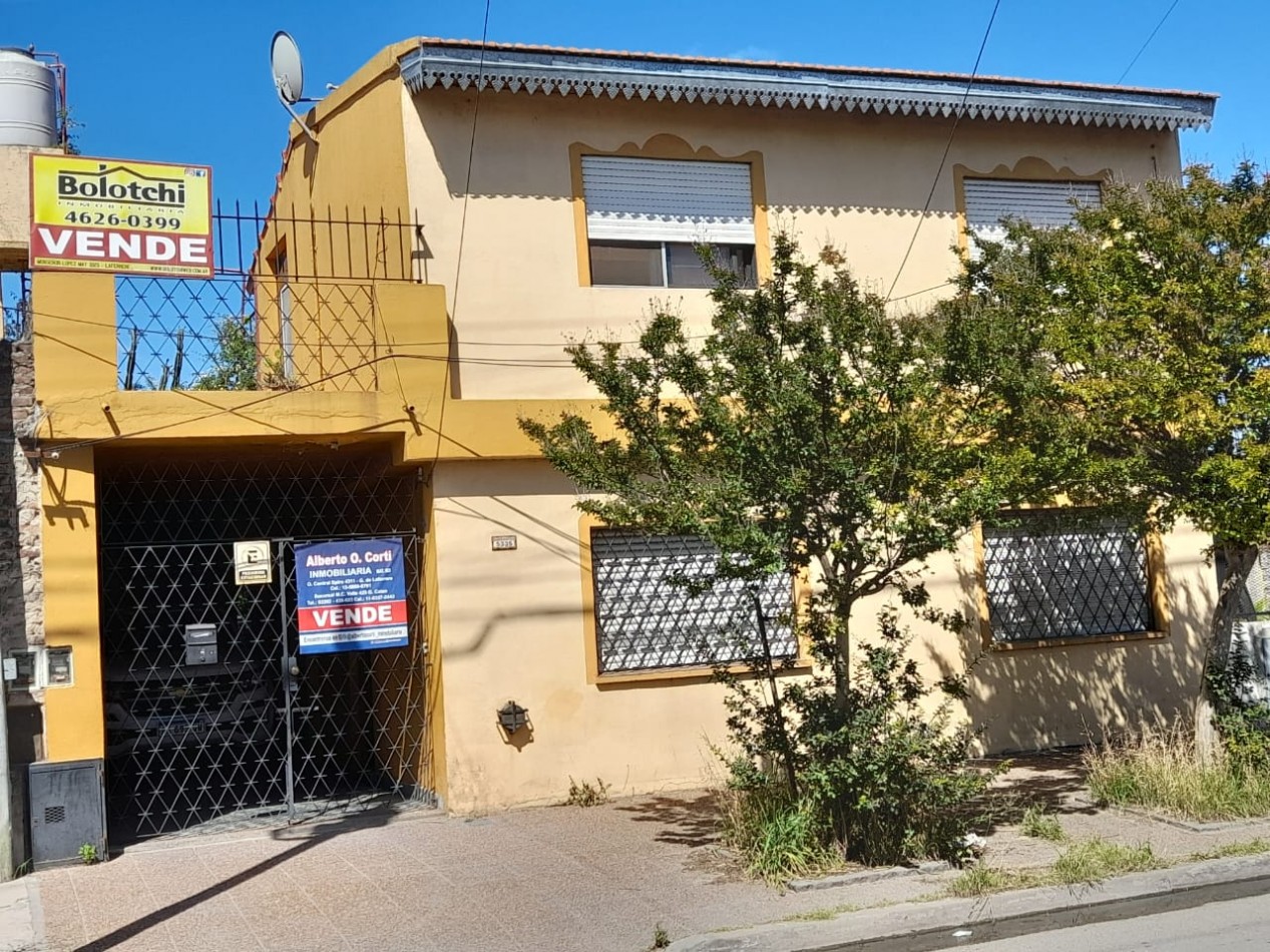 Casa en venta, 3 dormitorios, living-comedor, cocina, 3 baños, garage, fonfo con pileta y parrilla. Lote 300 m2