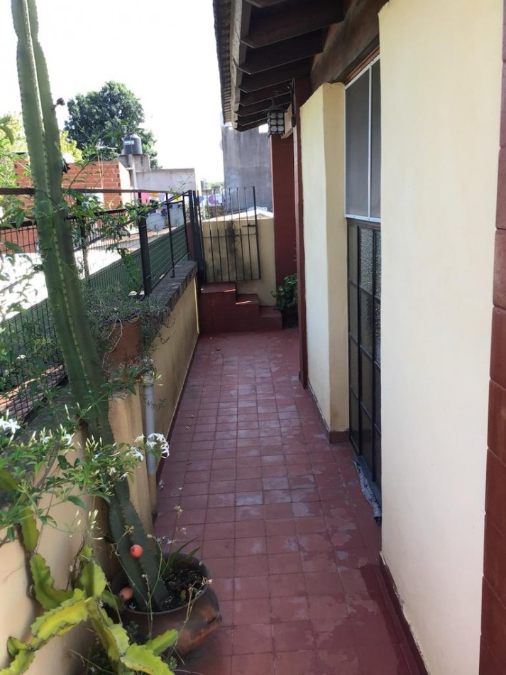 Casa en venta, 3 dormitorios, living-comedor, cocina, 3 baños, garage, fonfo con pileta y parrilla. Lote 300 m2