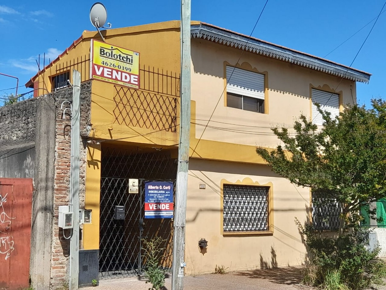 Casa en venta, 3 dormitorios, living-comedor, cocina, 3 baños, garage, fonfo con pileta y parrilla. Lote 300 m2