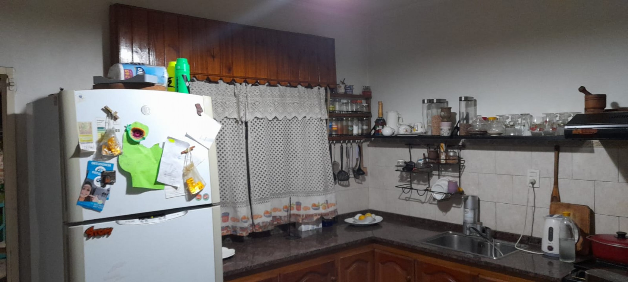 Casa en venta, 2 dormitorios, living-comedor, cocina, baño, garage para 2 autos.  Lote 10 x 36,80 mts.