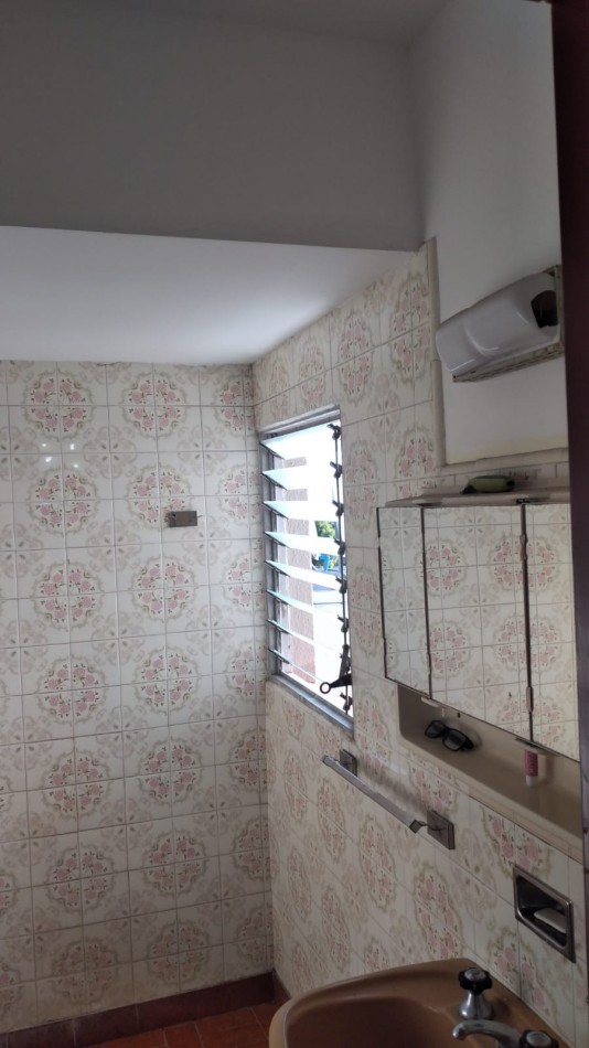 Departamento en venta Santa Teresita, 2 dormitorios, cocina, comedor, baño, terraza, 4° piso.
