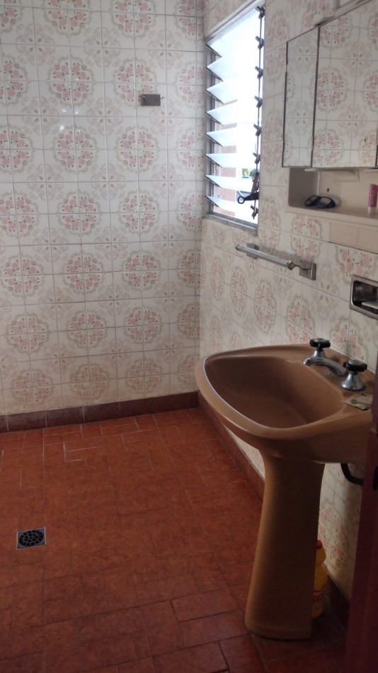 Departamento en venta Santa Teresita, 2 dormitorios, cocina, comedor, baño, terraza, 4° piso.