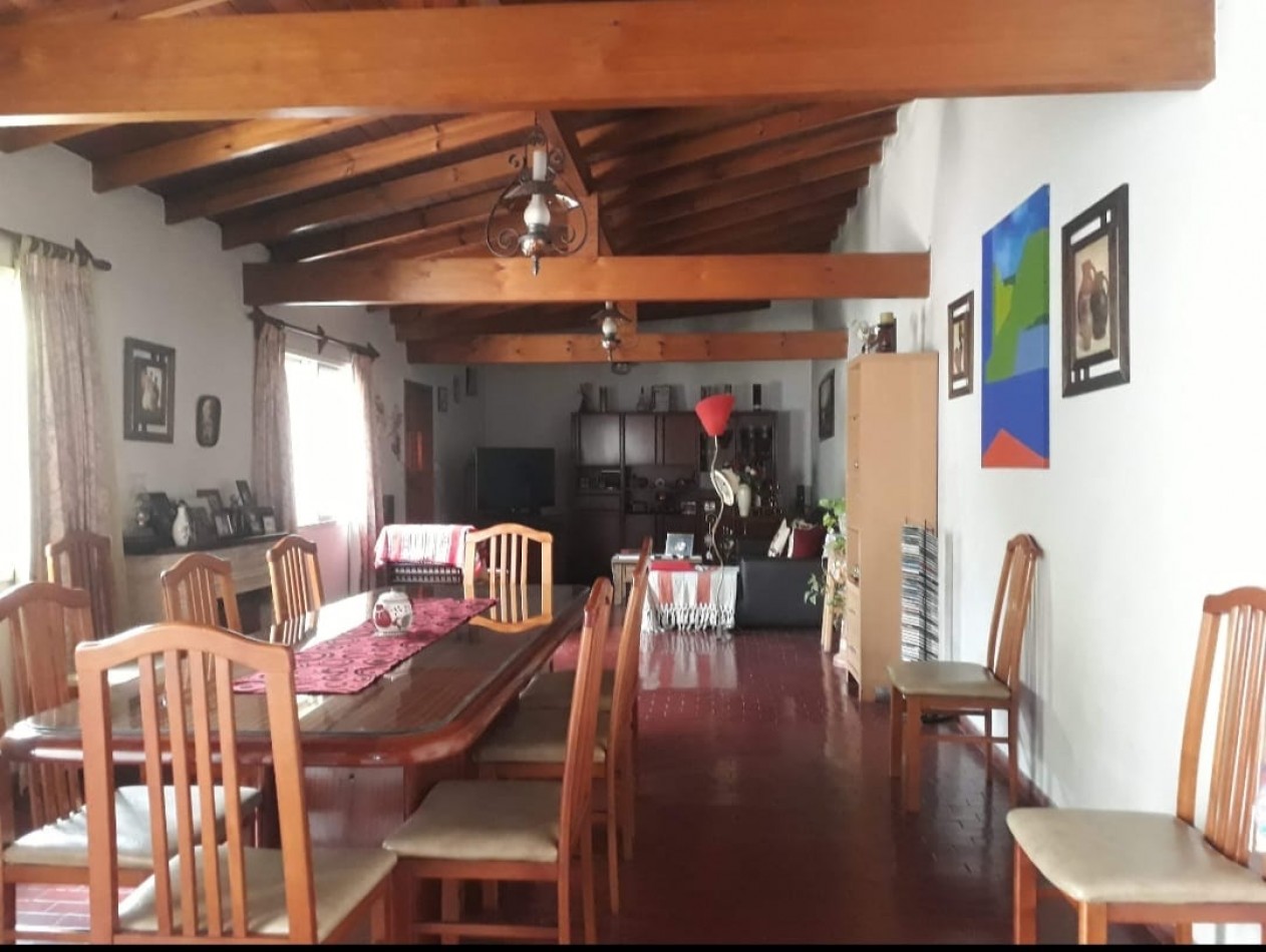 Casa en venta compuesta de 2 dormitorios, living-comedor, cocina, 2 baños, un garage cubierto y cochera descubierta. Lote 243 m2