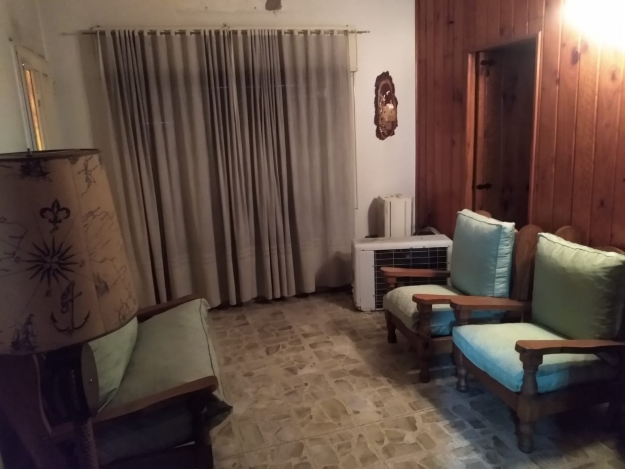 Casa en venta compuesta de 2 dormitorios, living-comedor, cocina, 2 baños, un garage cubierto y cochera descubierta. Lote 243 m2