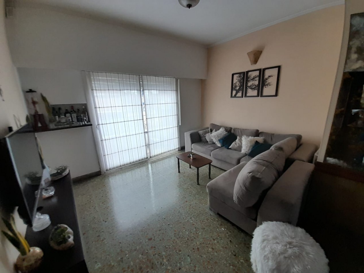 Local y viviendas en venta en centro comercial. Lote 333 m2