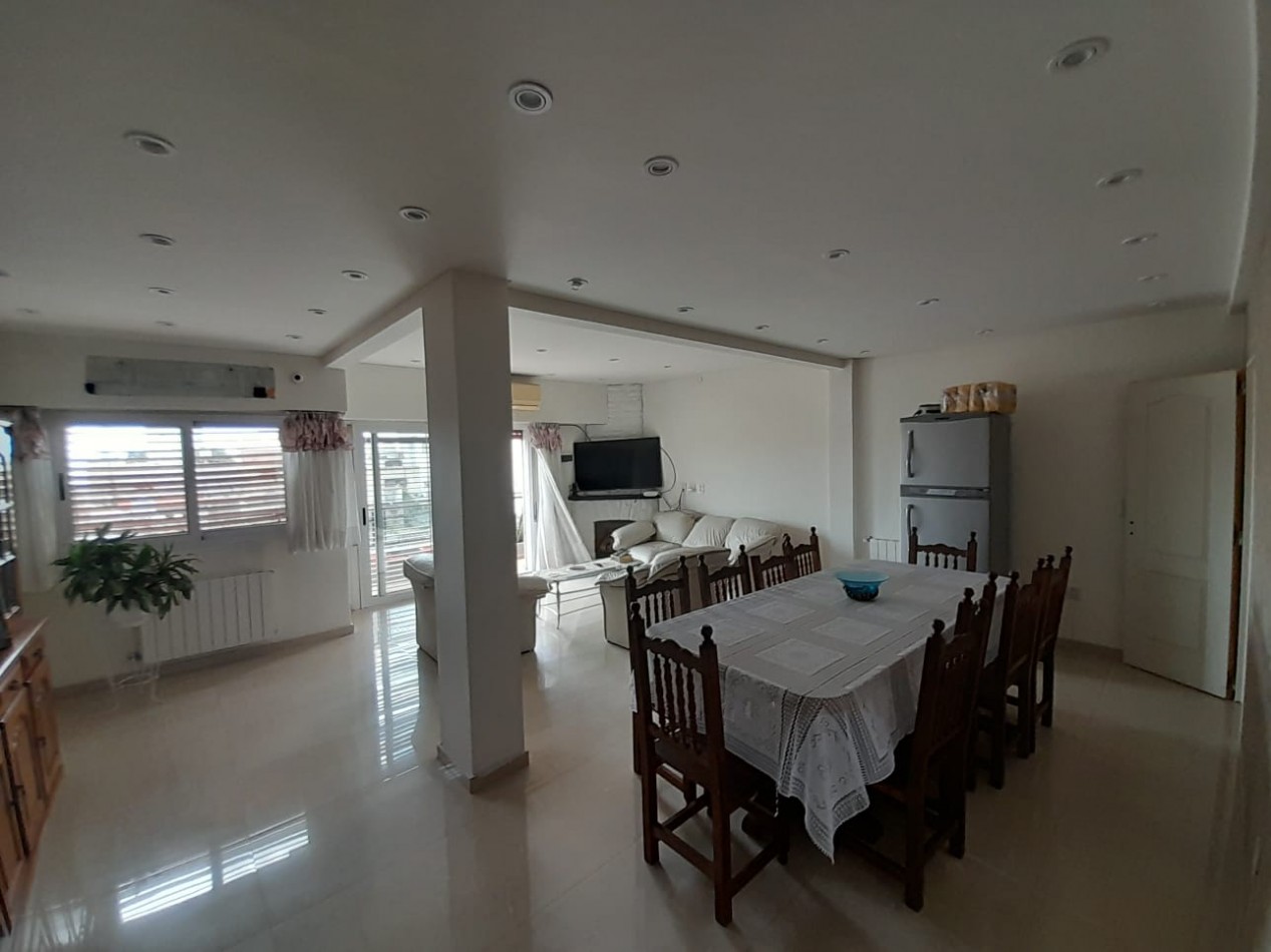 CASA EN DOS PLANTAS CON 4 AMBIENTES, 3 BAÑOS, PISOS DE PORCELANATO, CON QUINCHO, GARAGE, SALON DE USOS MULTIPLES DE 200 M², TERRAZA. LOTE DE 206 M².