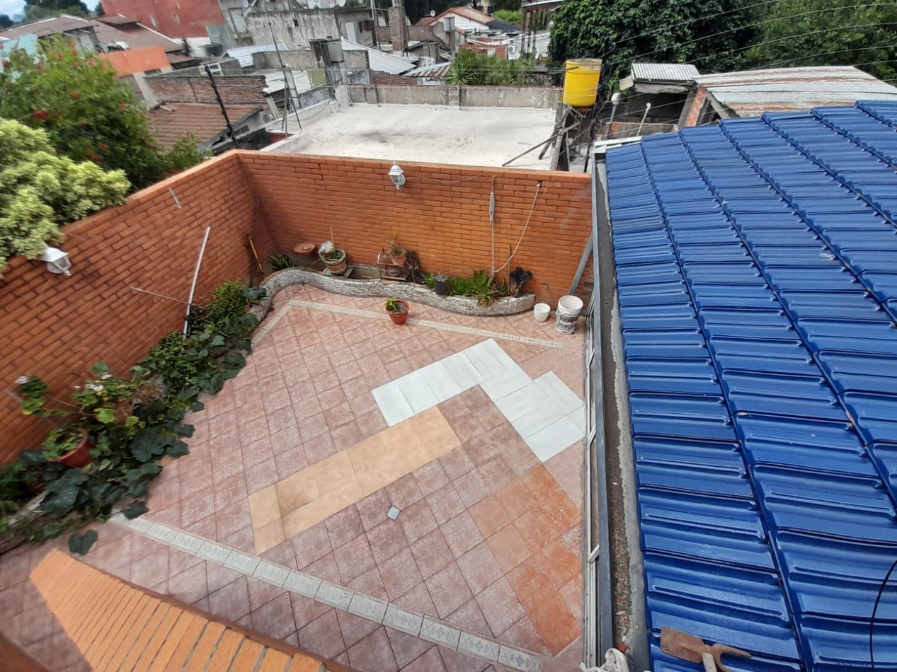 CASA EN DOS PLANTAS CON 4 AMBIENTES, 3 BAÑOS, PISOS DE PORCELANATO, CON QUINCHO, GARAGE, SALON DE USOS MULTIPLES DE 200 M², TERRAZA. LOTE DE 206 M².