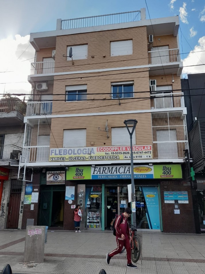 Oficina en pleno centro comercial de 40 m2 en 2° piso por ascensor con recepcion, baño y cocina.