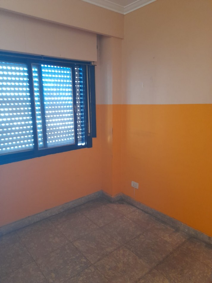 Oficina en pleno centro comercial de 40 m2 en 2° piso por ascensor con recepcion, baño y cocina.