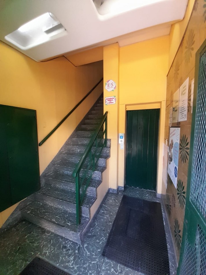 Oficina en pleno centro comercial de 40 m2 en 2° piso por ascensor con recepcion, baño y cocina.