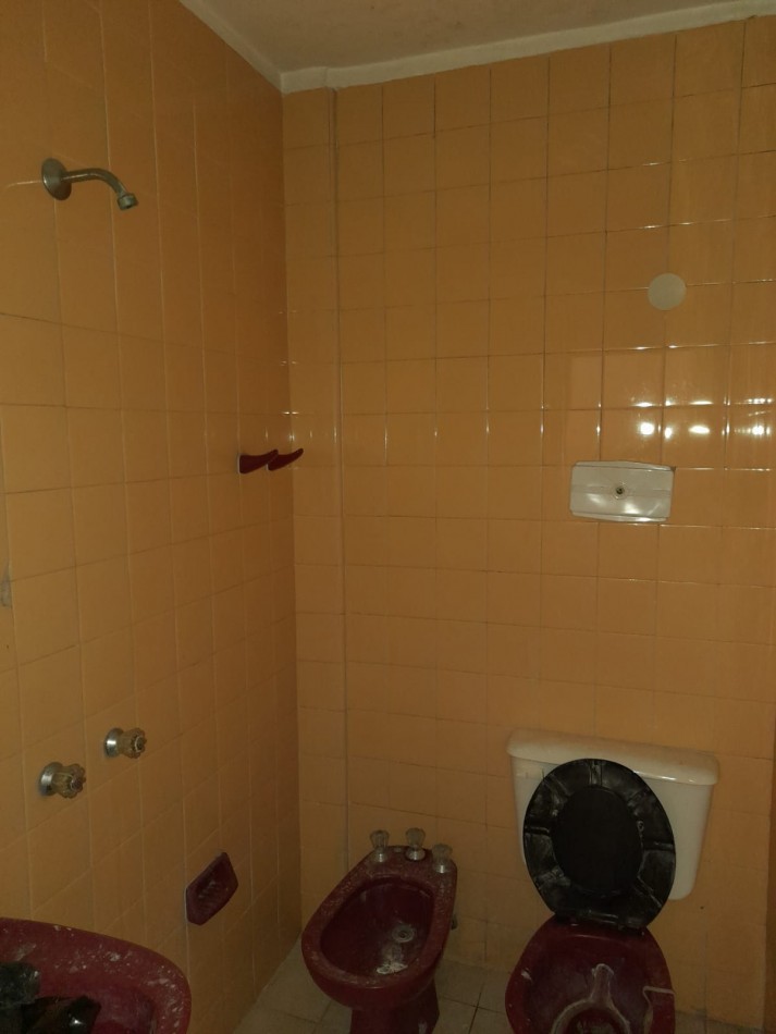 Oficina en pleno centro comercial de 40 m2 en 2° piso por ascensor con recepcion, baño y cocina.