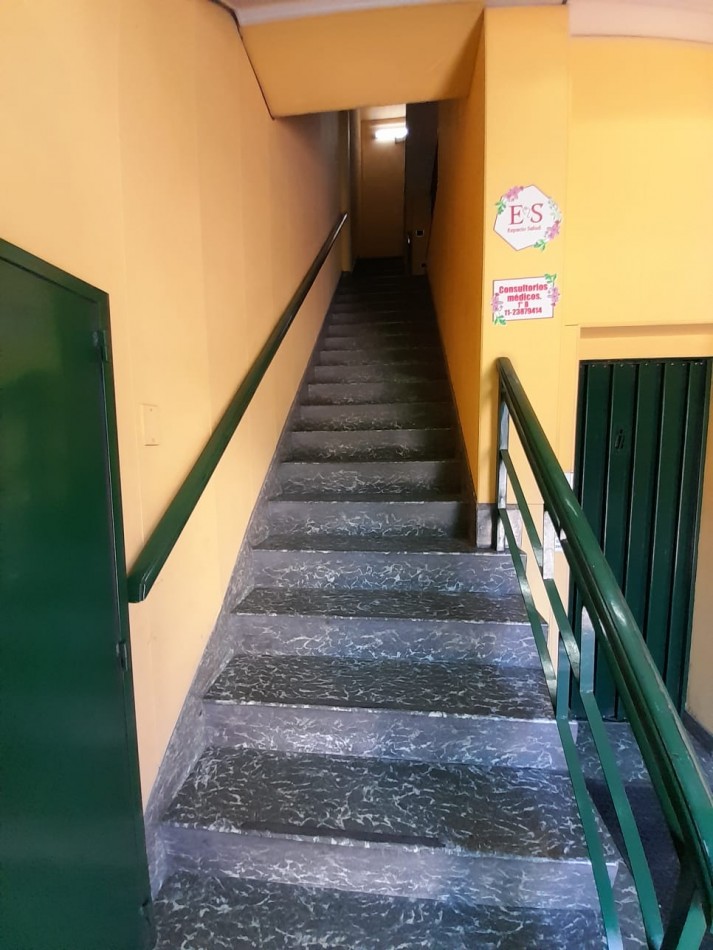 Oficina en pleno centro comercial de 40 m2 en 2° piso por ascensor con recepcion, baño y cocina.