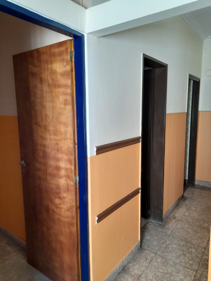 Oficina en pleno centro comercial de 40 m2 en 2° piso por ascensor con recepcion, baño y cocina.