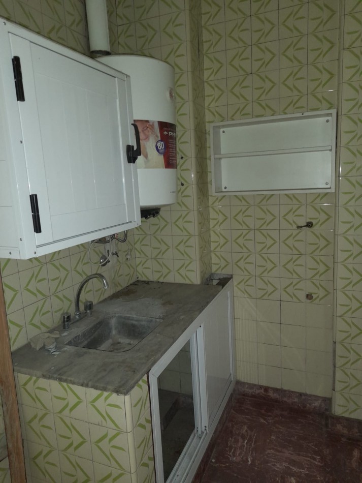 Oficina en pleno centro comercial de 40 m2 en 2° piso por ascensor con recepcion, baño y cocina.