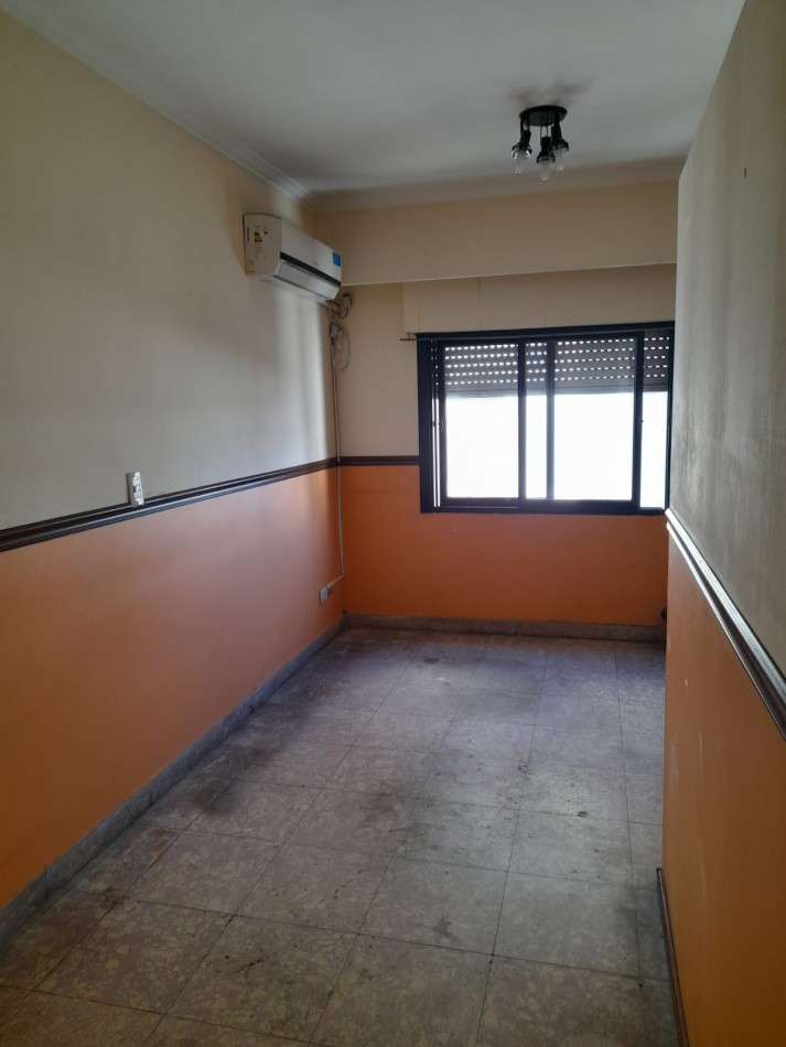 Oficina en pleno centro comercial de 40 m2 en 2° piso por ascensor con recepcion, baño y cocina.