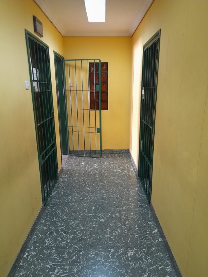 Oficina en pleno centro comercial de 40 m2 en 2° piso por ascensor con recepcion, baño y cocina.