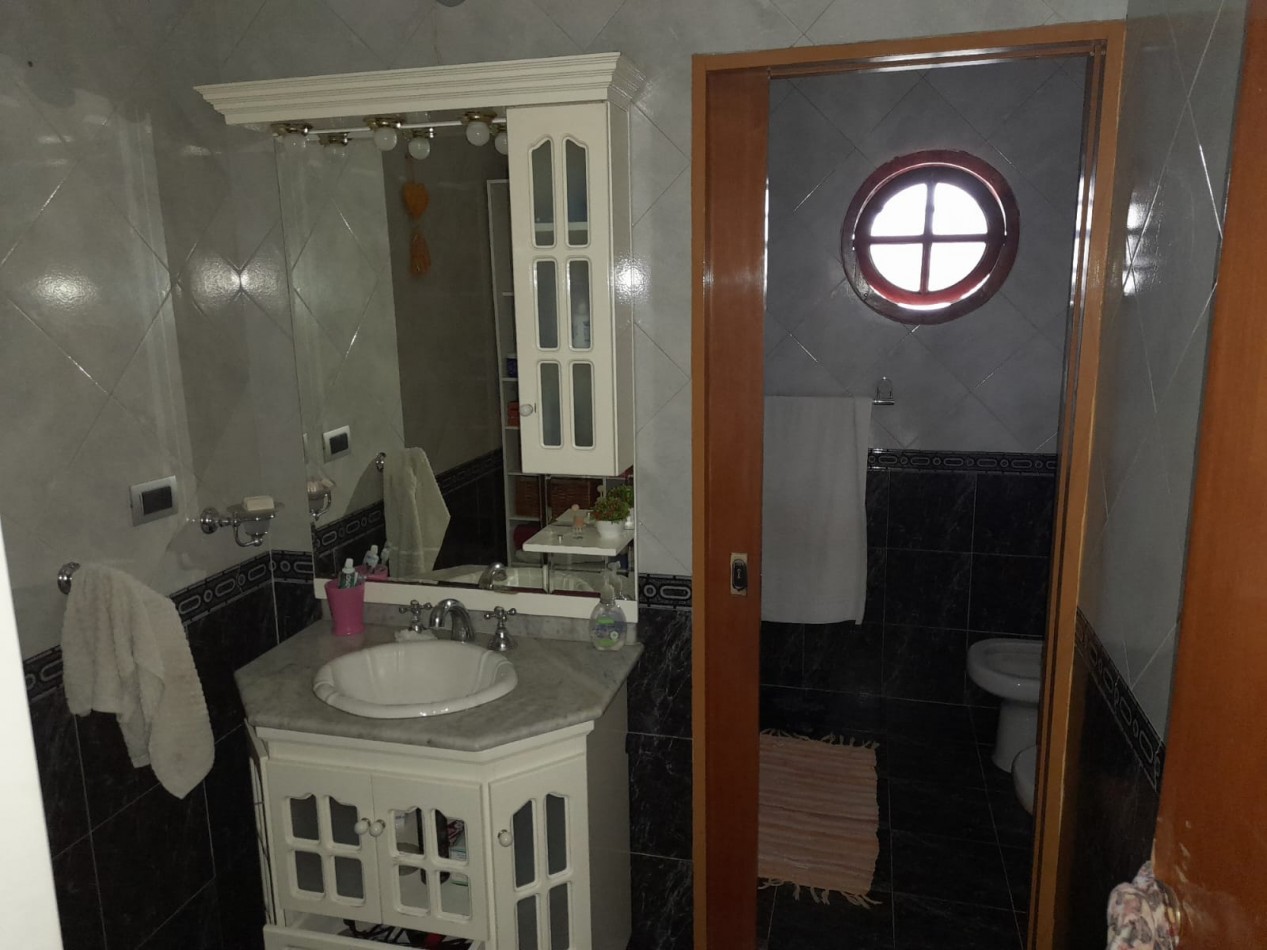 Casa en venta, 3 dormitorios, living-comedor, cocina, 2 baños, garage, fondo con pileta.