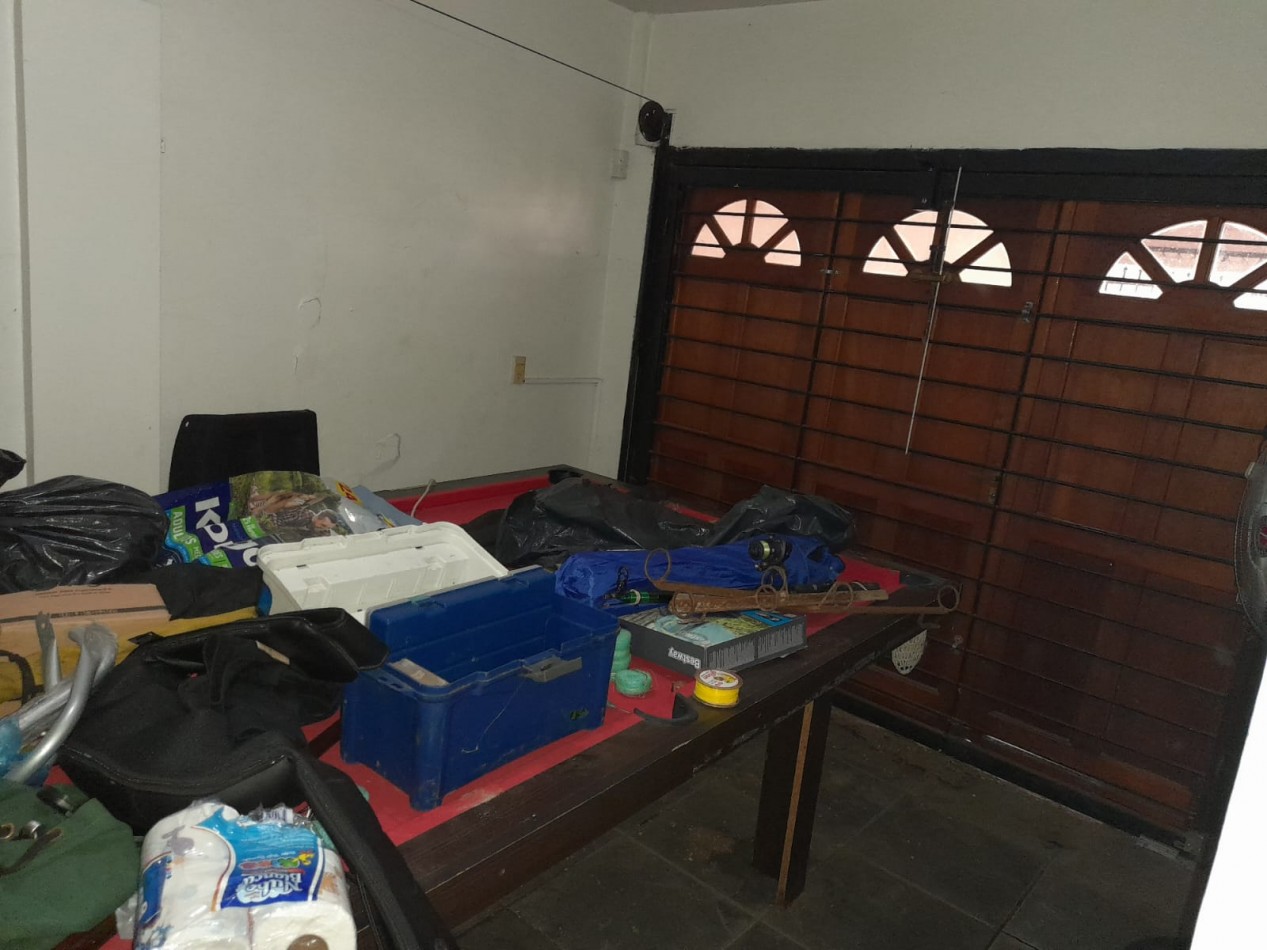Casa en venta, 3 dormitorios, living-comedor, cocina, 2 baños, garage, fondo con pileta.