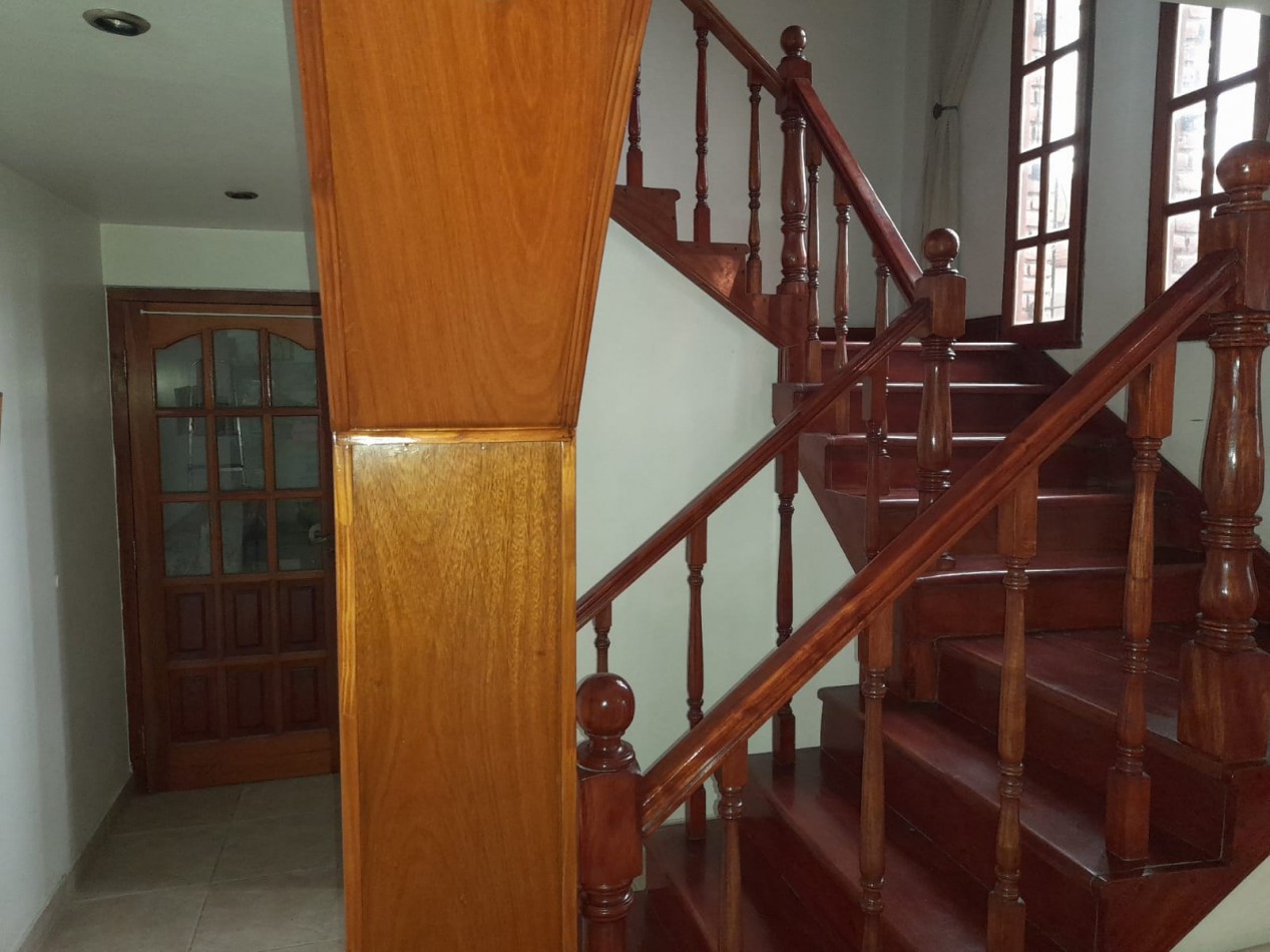 Casa en venta, 3 dormitorios, living-comedor, cocina, 2 baños, garage, fondo con pileta.