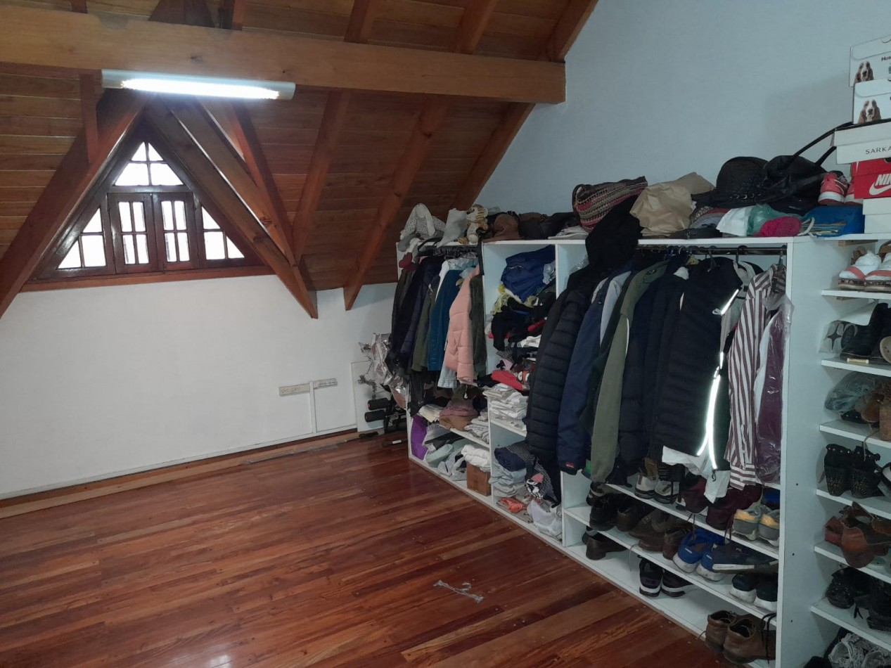 Casa en venta, 3 dormitorios, living-comedor, cocina, 2 baños, garage, fondo con pileta.