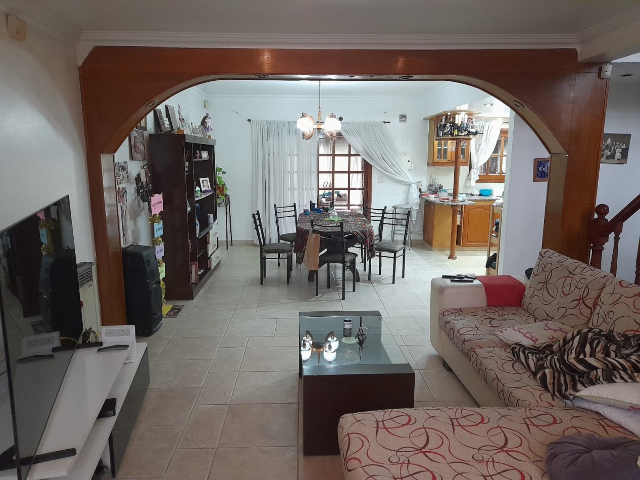 Casa en venta, 3 dormitorios, living-comedor, cocina, 2 baños, garage, fondo con pileta.