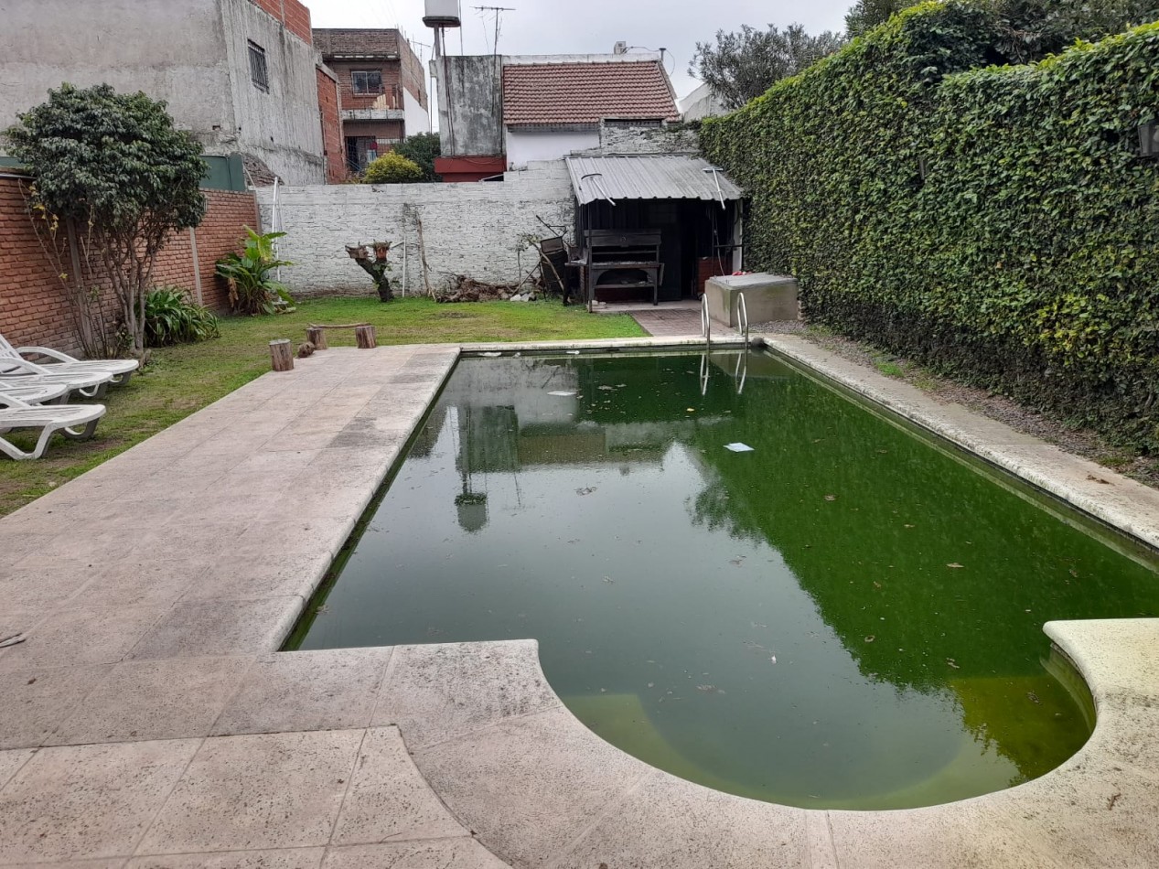 Casa en venta, 3 dormitorios, living-comedor, cocina, 2 baños, garage, fondo con pileta.