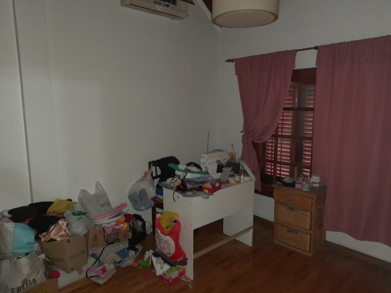 Casa en venta, 3 dormitorios, living-comedor, cocina, 2 baños, garage, fondo con pileta.