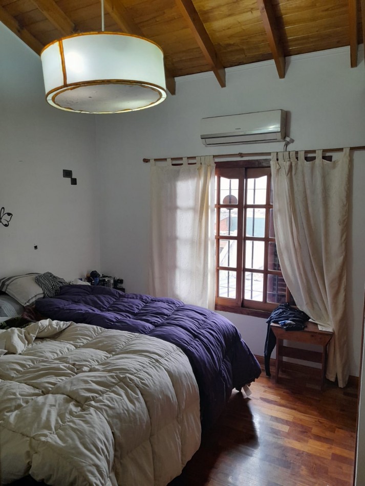 Casa en venta, 3 dormitorios, living-comedor, cocina, 2 baños, garage, fondo con pileta.
