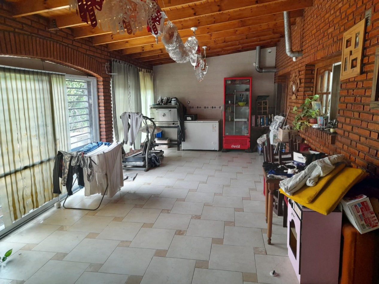 Casa en venta, 3 dormitorios, living-comedor, cocina, 2 baños, garage, fondo con pileta.
