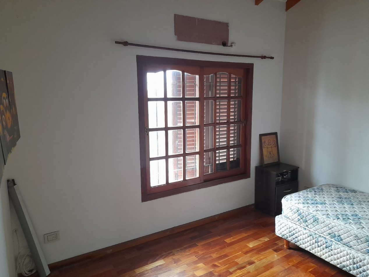 Casa en venta, 3 dormitorios, living-comedor, cocina, 2 baños, garage, fondo con pileta.