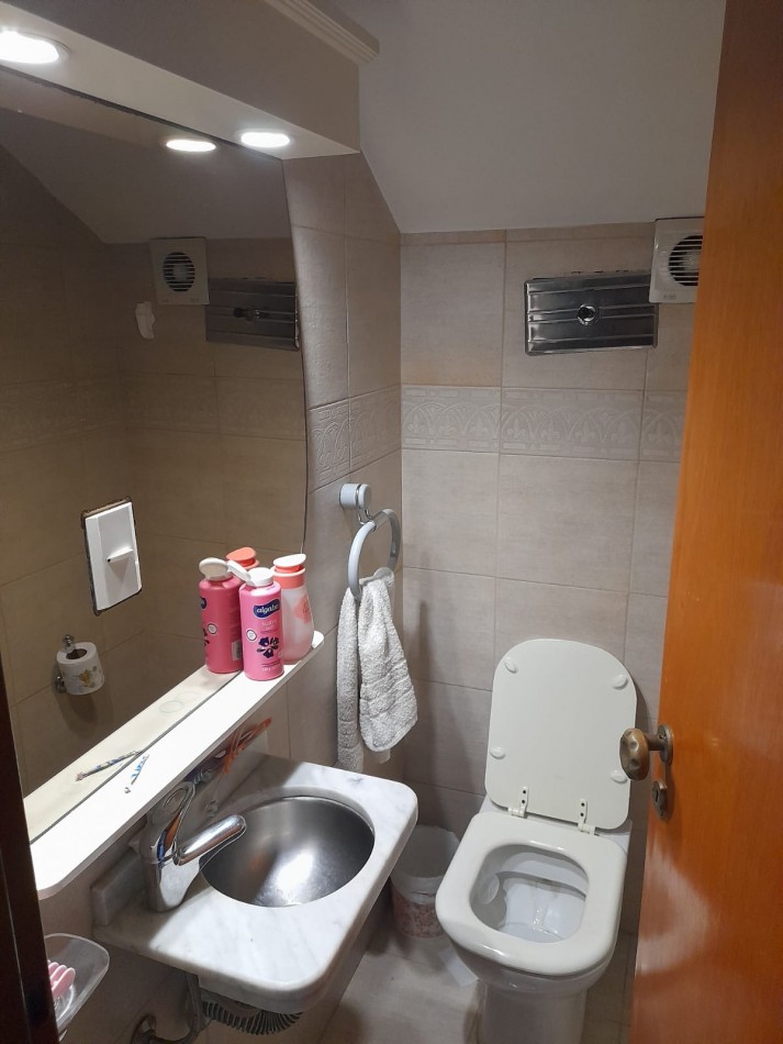 Casa en venta, 3 dormitorios, living-comedor, cocina, 2 baños, garage, fondo con pileta.