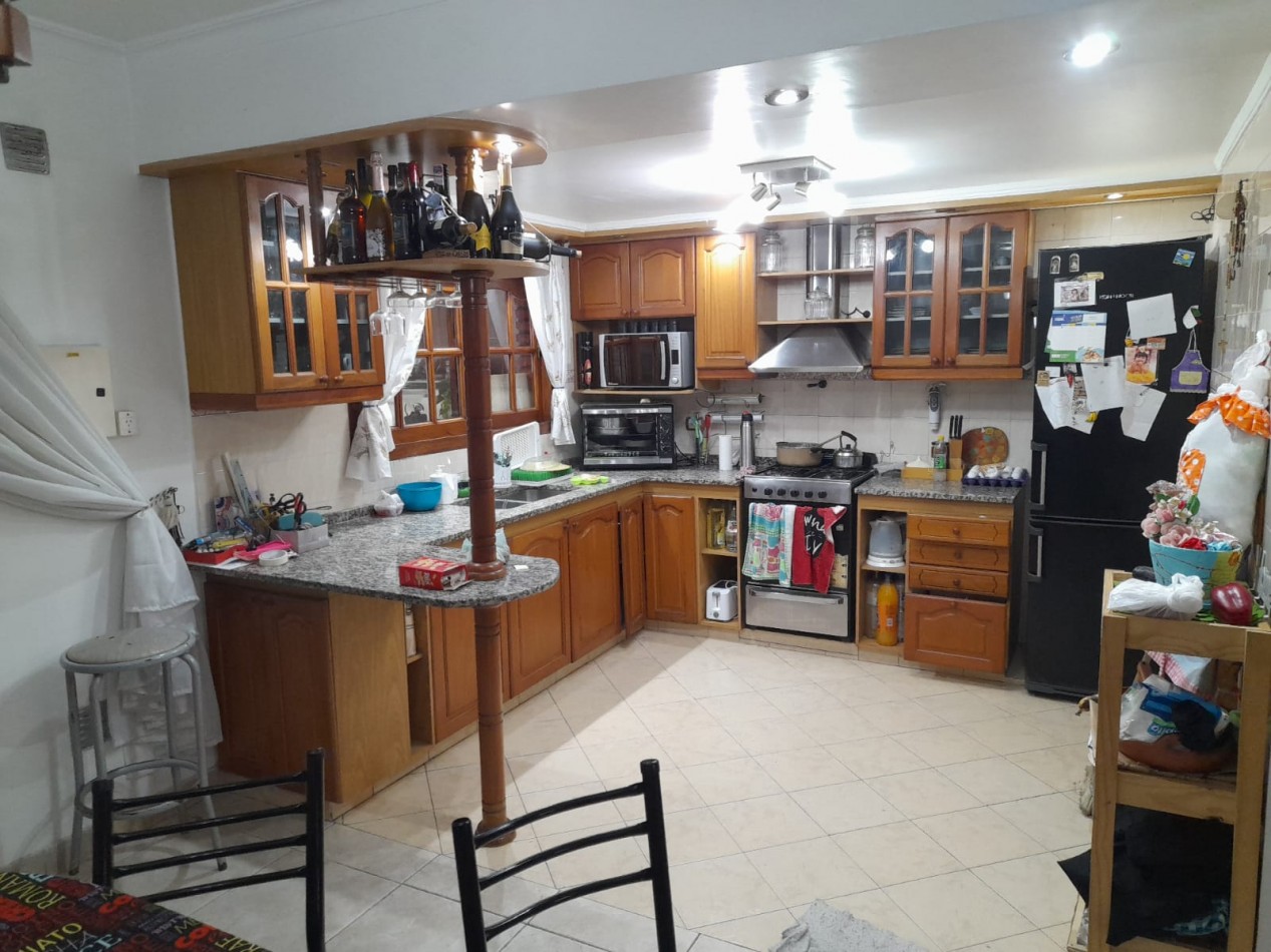 Casa en venta, 3 dormitorios, living-comedor, cocina, 2 baños, garage, fondo con pileta.