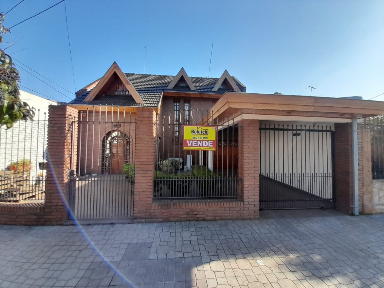 Casa en venta, 3 dormitorios, living-comedor, cocina, 2 baños, garage, fondo con pileta.