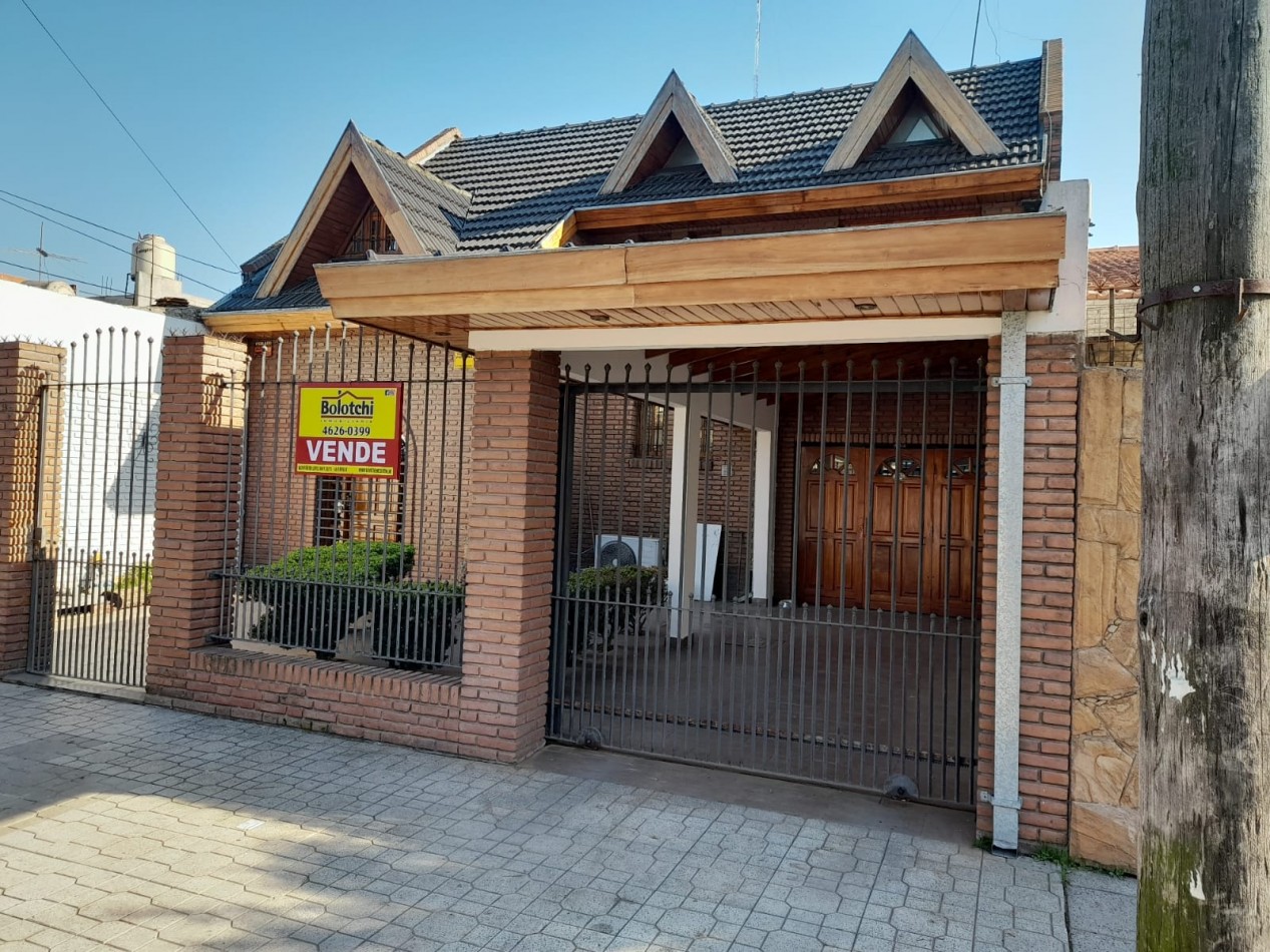 Casa en venta, 3 dormitorios, living-comedor, cocina, 2 baños, garage, fondo con pileta.