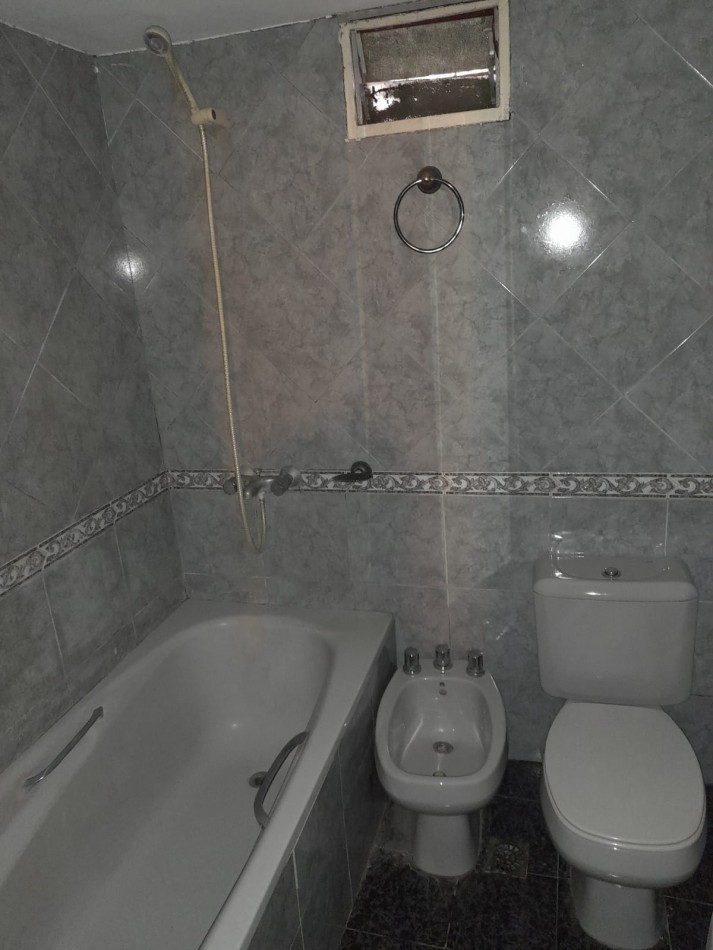 Vivienda de 3 ambientes con patio y terraza + departamento de 2 ambientes. Lote 210 m2